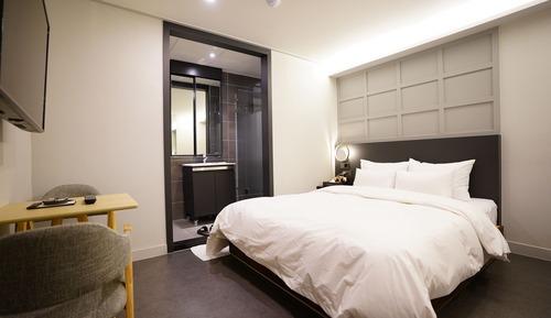 Standard Double Room, 1 Queen Bed, Non Smoking, Private Bathroom