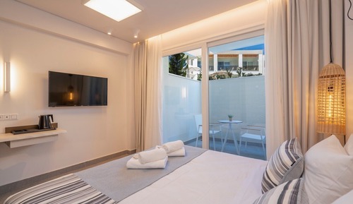 Deluxe Double Room, Patio (Semi-Basement)