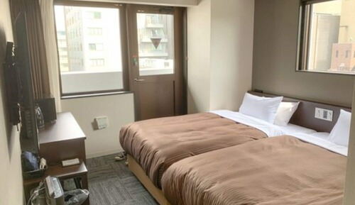 Twin Room, Smoking