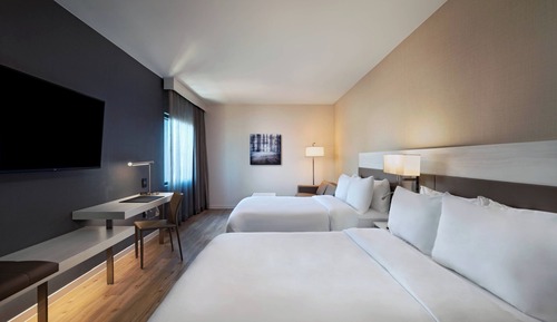 Deluxe Room, 2 Queen Beds, Non Smoking (Mobility Accessible, Tub)