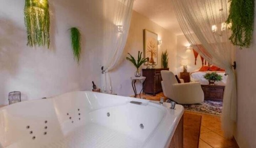 Superior Suite, 1 King Bed, Hot Tub