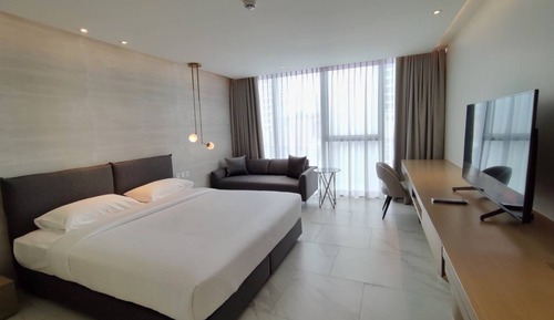 Deluxe Studio, 1 King Bed, Non Smoking