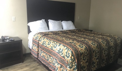Basic Single Room, 1 King Bed, Smoking