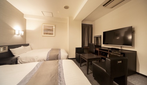 Twin Room, Smoking