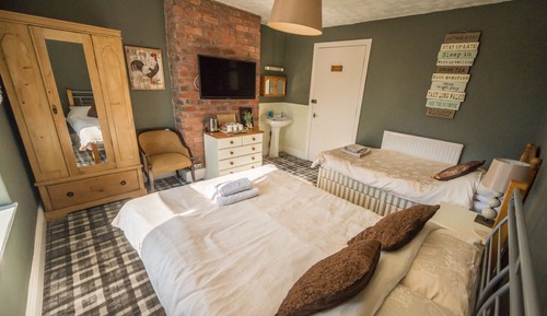 Family Room, Shared Bathroom (6)