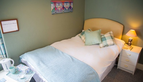 Single Room, Shared Bathroom (4)