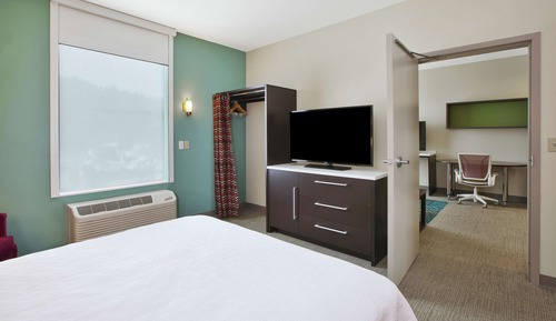 Suite, 1 Queen Bed, Accessible (Roll-In Shower)