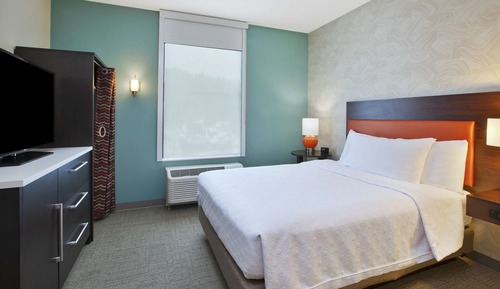 Suite, 1 Queen Bed, Accessible, Bathtub