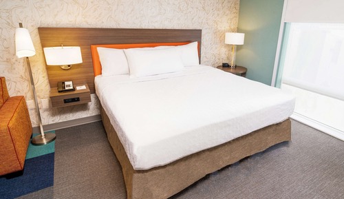 Studio, 1 King Bed, Accessible