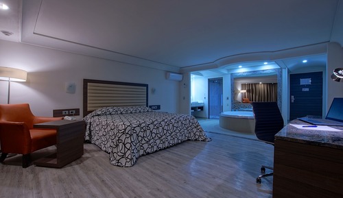 Deluxe Suite, 1 King Bed, Non Smoking, Jetted Tub