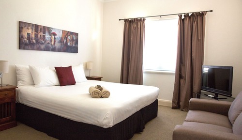 One-Bedroom King Apartment
