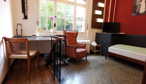 Basic Single Room, 1 Twin Bed, Shared Bathroom