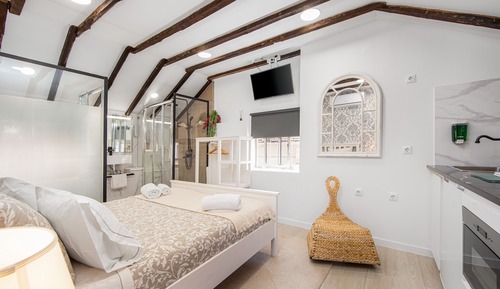 Honeymoon Studio Suite, 1 Queen Bed, Pool Access, Beachside