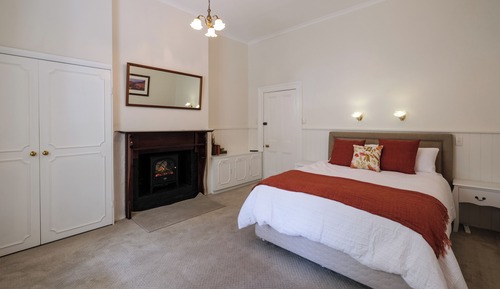 Deluxe Queen Suite - Room 2