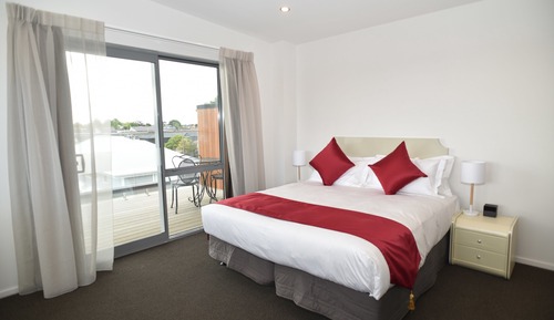 Luxury Studio, City View (King Bed)