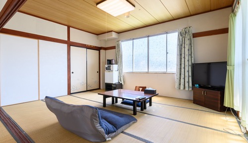 Japanese Room with Shared Washroom - Family (Non-Smoking)