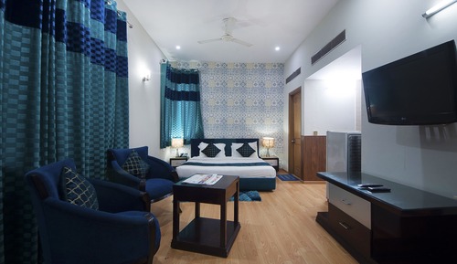 Luxury Studio, 1 King Bed, Smoking, City View