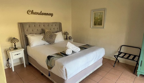 Deluxe Queen Pool View Room (Chardonnay)