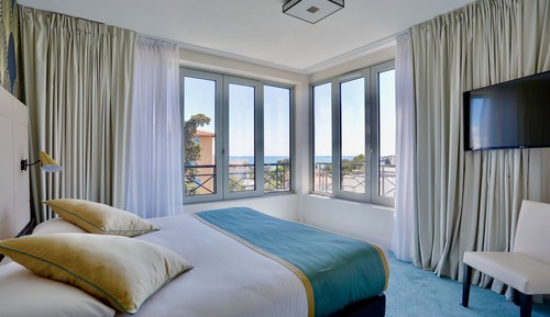 Suite, 1 King Bed, Non Smoking, City View (with Sofabed)