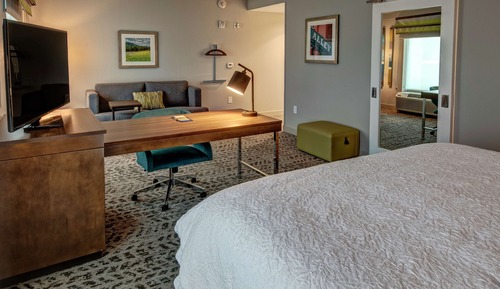 Suite, 1 King Bed, Accessible (Hearing)