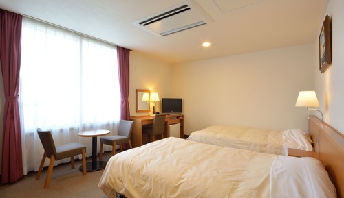 Twin Room, Smoking
