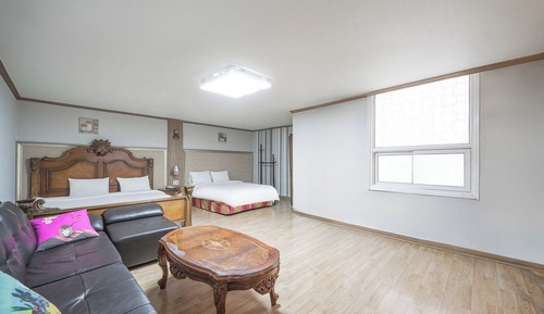 Suite (Price for 2, additional charge of 10,000 KRW per person)