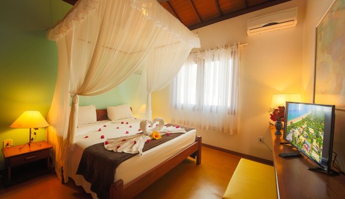 Deluxe Apartment, 2 Bedrooms, Kitchen, Partial Sea View