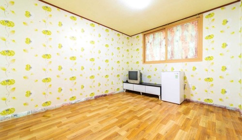 Room (Building A Room 402 (Ondol))