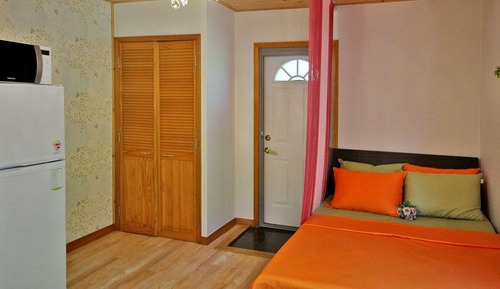 Room (B)