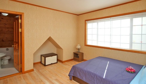Room (A)