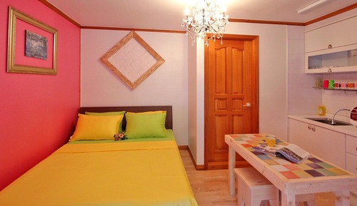 Room (1F)