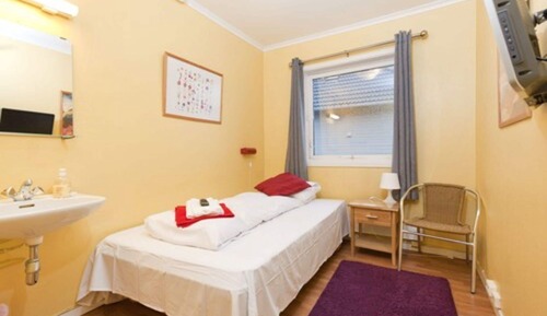 Budget Single Room with private shower and shared toilet