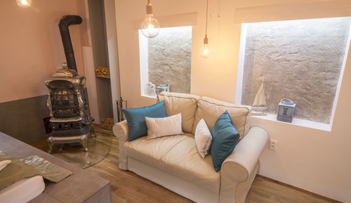 Deluxe Quadruple Room (Romantic)