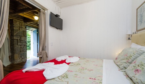 Comfort Room, Fireplace, Garden View
