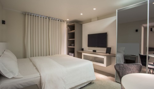 Room (Plaisir)