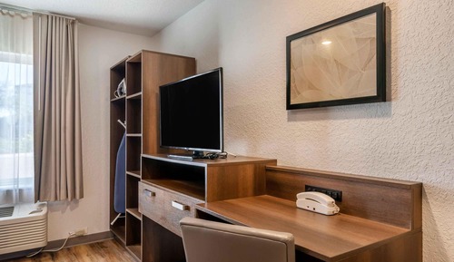 Standard Studio, 1 Queen Bed, Non Smoking, Refrigerator & Microwave