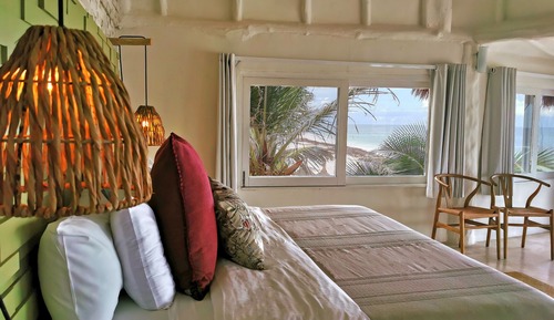 Master Suite Oceanfront Terrace /Jacuzzi