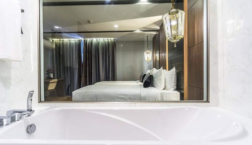 Premier Twin with Bathtub