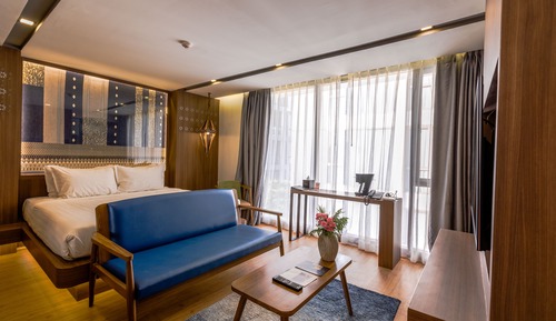 Suite with Bathtub