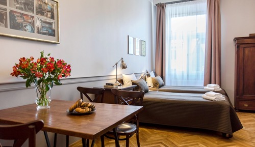 Design Studio Suite, Kitchenette, Courtyard View (A2)