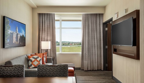 Suite, 1 King Bed, Accessible (Mobility&Hearing, Roll-in Shwr, 2 Rm)