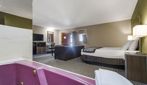 Deluxe Suite, 1 King Bed, Non Smoking, Jetted Tub