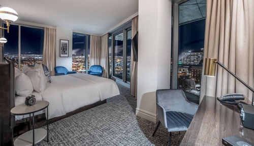 Room Horizon with Kind bed, balcony with Old Quebec view