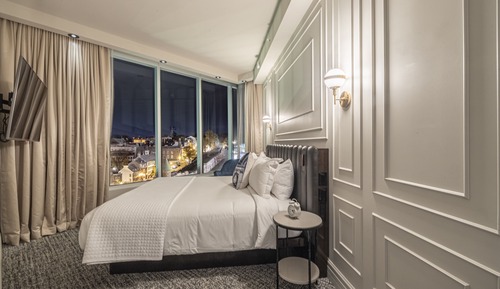 Suite Scenique with King bed and Old Quebec view
