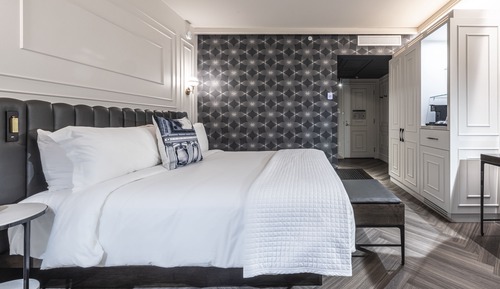 Citadine Room with King bed (with Old-Quebec view)