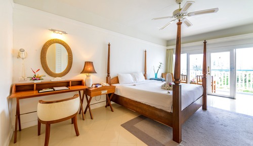 Deluxe Room, Bathtub, Pool View