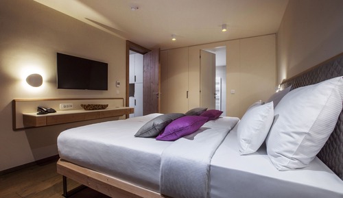 Senior Suite, Lake View