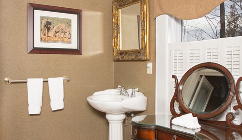 Roosevelt Luxury Suite - Jetted Tub (Dog Friendly)