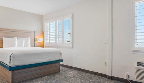 Standard Room, 1 Queen Bed, Refrigerator & Microwave