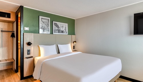 Standard Room, 1 Queen Bed
